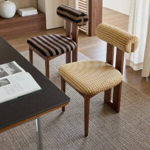 Rustikaler Polster-Esszimmerstuhl – Offene Lehne & Holzrahmen