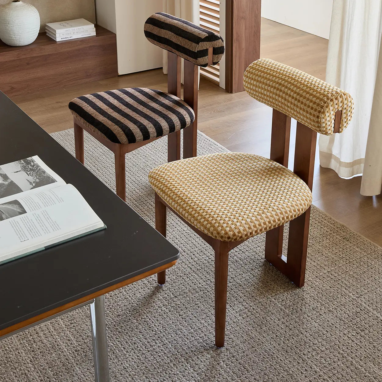 Rustikaler Polster-Esszimmerstuhl – Offene Lehne & Holzrahmen