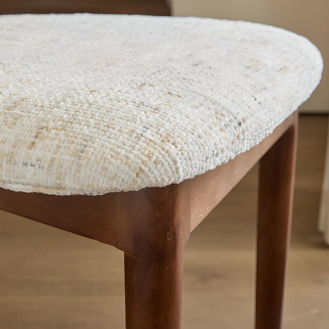 Rustikaler Polster-Esszimmerstuhl – Offene Lehne & Holzrahmen - Image 12