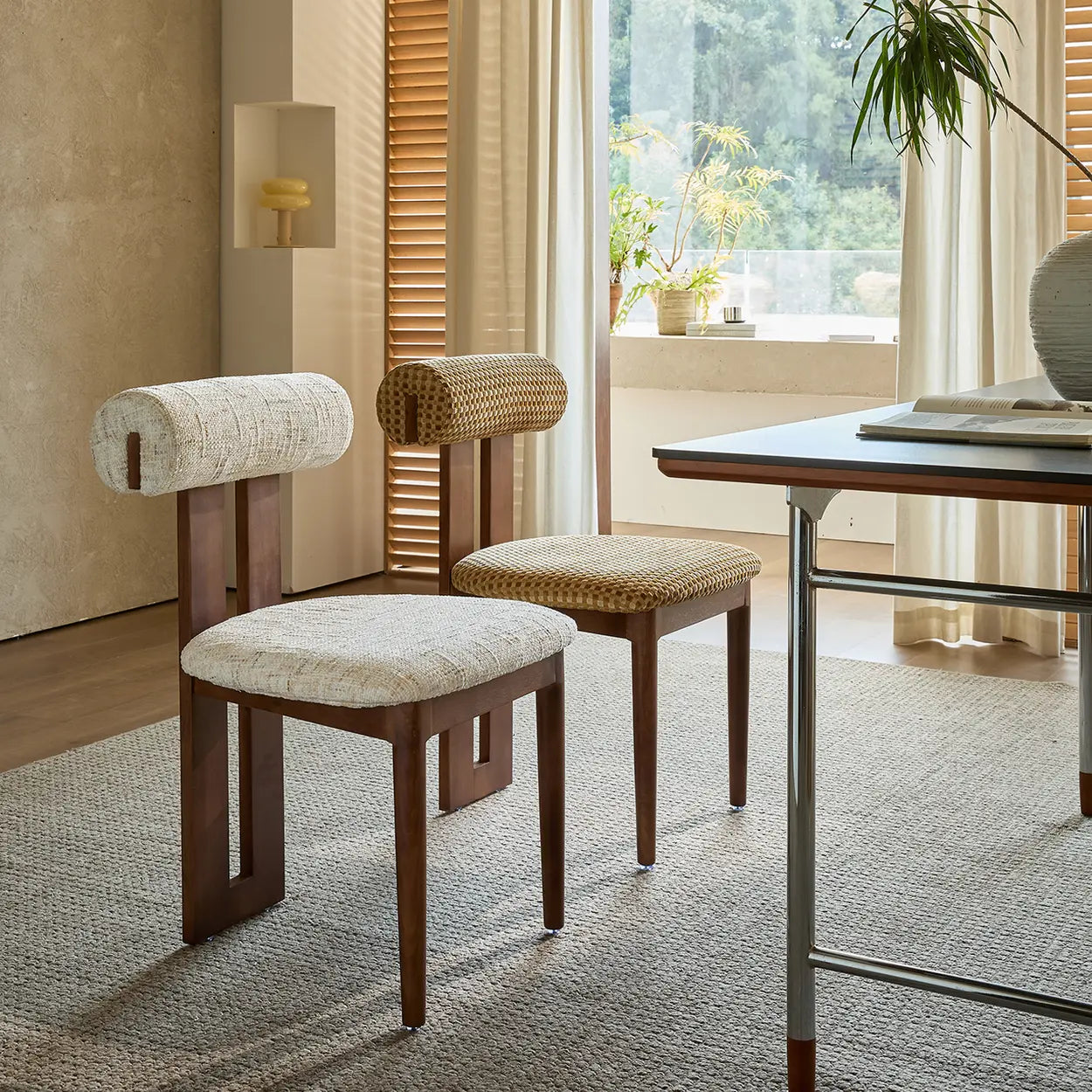 Rustikaler Polster-Esszimmerstuhl – Offene Lehne & Holzrahmen - Image 4