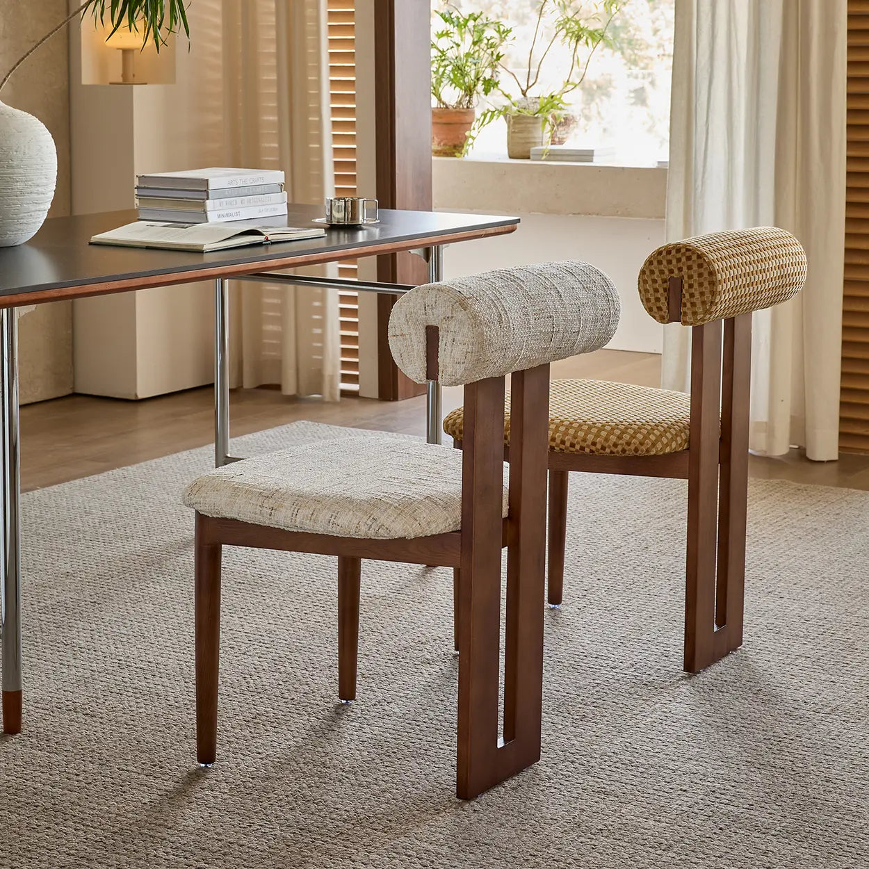 Rustikaler Polster-Esszimmerstuhl – Offene Lehne & Holzrahmen - Image 6