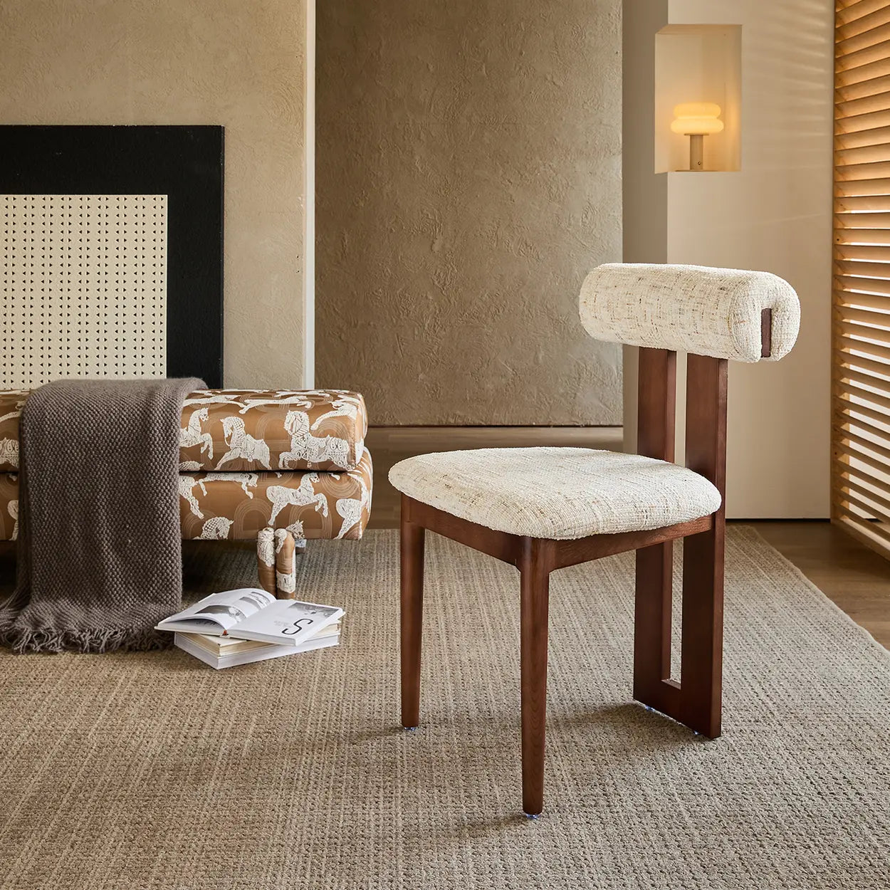 Rustikaler Polster-Esszimmerstuhl – Offene Lehne & Holzrahmen - Image 7