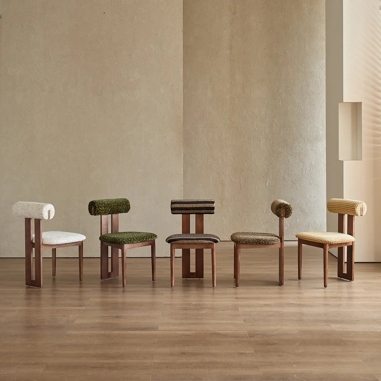 Rustikaler Polster-Esszimmerstuhl – Offene Lehne & Holzrahmen - Image 9